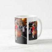 Drummer in de palmzonneparade, Marbella Koffiemok (Voorkant rechts)