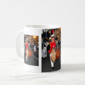 Drummer in de palmzonneparade, Marbella Koffiemok (Voorkant links)