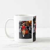 Drummer in de palmzonneparade, Marbella Koffiemok (Links)