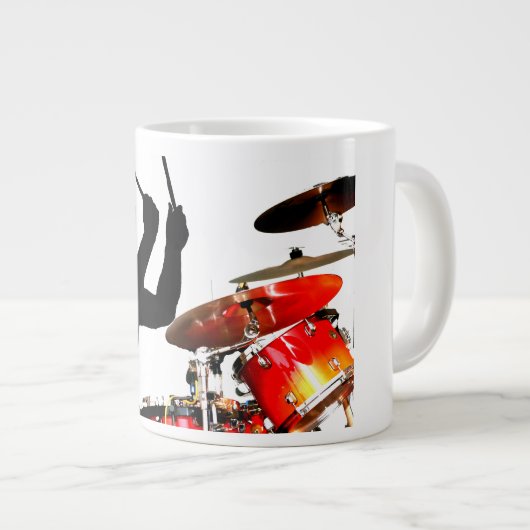Drummer steekt in echte luchtschaduwdrums grote koffiekop (Voorkant rechts)