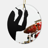 Drummer steekt in echte luchtschaduwdrums keramisch ornament (Links)