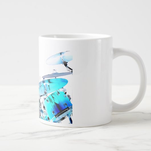 Drummer steekt in luchtschaduwblauwe invertdrums grote koffiekop (Rechts)