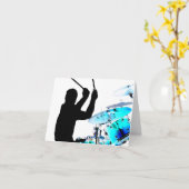 Drummer steekt in luchtschaduwblauwe invertdrums kaart (Gele Bloem)