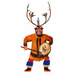 Drumming Shaman Staand Fotobeeldje<br><div class="desc">Een noordelijke sjamaan,  met buckskin kleding en kariboe (rendier) gewei,  voert een drumritueel uit om te communiceren met geesten en tussen rijken te reizen.</div>