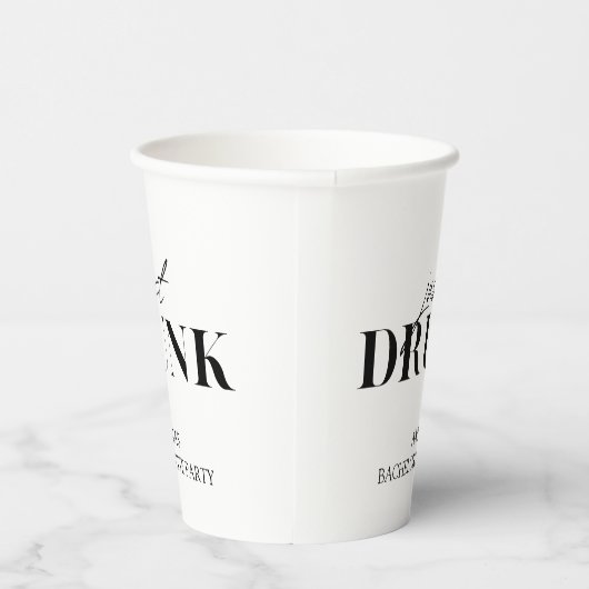 Drunk In Love | Gewoon drink Bachelorette Papieren Bekers (Rechts)