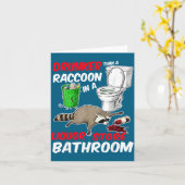 Drunk Raccoon In A Liquor Store Bathroom Funny Rac Kaart (Gele Bloem)