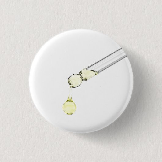 Druppelend geel serum uit een pipet ronde button 3,2 cm (Voorkant)