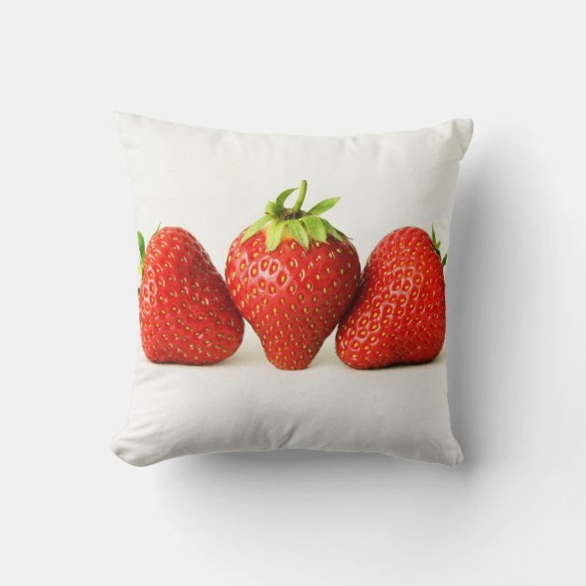 DS Aardbeien op witte of zwarte tpcna Kussen (Voorkant)