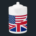 Dual Citizen Amerikaanse Britse vlag theepot<br><div class="desc">Deze Dual Citizen Amerikaanse Britse vlag theepot maakt deel uit van het Heritage Collectie. De Amerikaanse vlag en de Britse Union Jack zijn te zien.</div>