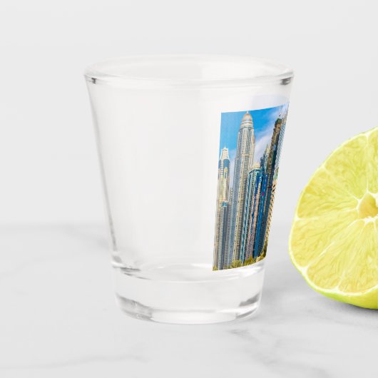 Dubai modern skyscrapers Corniche Shot Glas (Links)