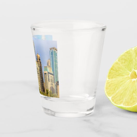 Dubai modern skyscrapers Corniche Shot Glas (Rechts)