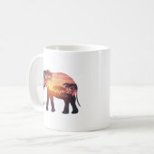 Dubbelbelichte Olifant Silhouet Ontwerp – Savanne Koffiemok (Voorkant links)