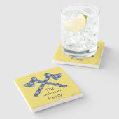 Dubbeldwarse x op gele achtergrondfamilie stenen onderzetter (Zijkant)