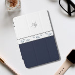 Dubbele initialen monogrammen minimalistische wate iPad mini cover<br><div class="desc">Dubbele initialen monogrammed minimalistische waterverf iPad mini-Hoesje in blauw en wit met een zeeschel-patroon van een donkerblauwe mosselafbeelding die door mij getekend is</div>