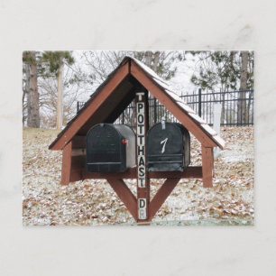 Dubbele maiilbox onder het briefkaart van het dak