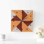 Dubbele Pinwheels Gold Rust en Beige Quilt Vierkante Klok (Huis)