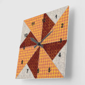 Dubbele Pinwheels Gold Rust en Beige Quilt Vierkante Klok (Hoek)