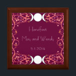 Dubbelgodin Lesbian Handfasting Golden Oak Box Cadeaudoosje<br><div class="desc">Twee iteraties van de Triple Goddess (maanicoon) reiken naar elkaar toe met florale liefdeshartafwijkingen. Hun onderling geweven blad is uiteindelijk één en hetzelfde. Het duale goddessenontwerp werd gemaakt met het oog op lesbische bruiden, hoewel er geen reden is waarom andere stellen - hetero, homoseksueel of anderszins - het niet ook...</div>