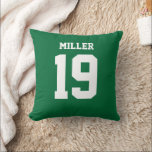 Dubbelzijdig Front Back Groen Wit Sport Jersey Kussen<br><div class="desc">Voeg een naam en nummer(s) toe om dit op maat gemaakte dubbelzijdige groene en witte sportjersey geïnspireerde accentkussen te personaliseren. Het is een uitstekend cadeau voor een sportfan of sporter. De opties voor het wijzigen van de kleur en de tekengrootte zijn beschikbaar.</div>