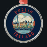Dublin Ierland Retro Distress Circle Metalen Ornament<br><div class="desc">Dublin retro vector reisontwerp. De historische gebouwen omvatten het kasteel van Dublin,  daterend uit de 13e eeuw,  en de imposante St Patrick's Cathedral,  opgericht in 1191.</div>
