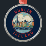 Dublin Ierland Retro Distress Circle Metalen Ornament<br><div class="desc">Dublin retro vector reisontwerp. De historische gebouwen omvatten het kasteel van Dublin,  daterend uit de 13e eeuw,  en de imposante St Patrick's Cathedral,  opgericht in 1191.</div>