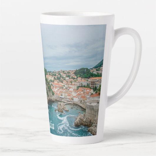 Dubrovnik haven en mok van het stadscentrum latte (Rechts)