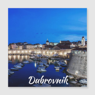 Dubrovnik haven en muren 's nachts verlicht