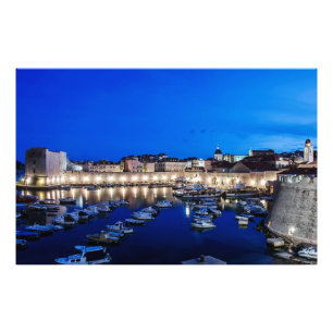 Dubrovnik haven en muren verlicht 's nachts foto afdruk