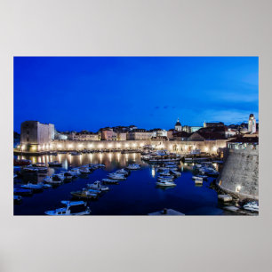 Dubrovnik haven en muren verlicht 's nachts poster