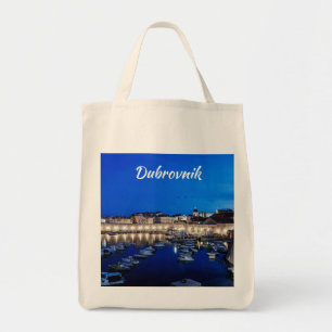 Dubrovnik haven en muren verlicht 's nachts tote bag