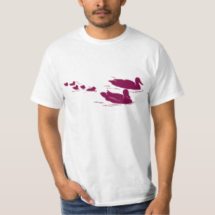 Duck-familie in illustratie van wateranimatie t-shirt