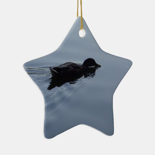 Duck zwemmen in Lake, Natuur Bird Wildlife Blue Keramisch Ornament (Rechts)