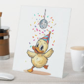Duckling dansen onder discobal met Confetti Reclamebord Met Voetstuk (Insitu)