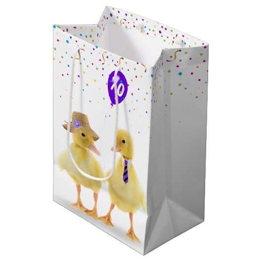 Ducklings van de verjaardag met de 70e Birthday ba Medium Cadeauzakje (Voorkant Gekanteld)