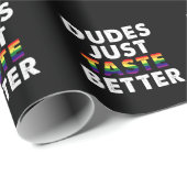 Dudes proeven gewoon beter gay pride cadeau idee cadeaupapier (Rol Hoek)
