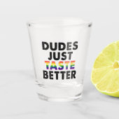 Dudes proeven gewoon beter gay pride cadeau idee shot glas (Voorkant)