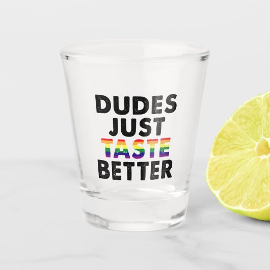 Dudes proeven gewoon beter gay pride cadeau idee shot glas (Voorkant)