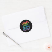 Dudes proeven gewoon beter Grappige Gay Pride LGBT Ronde Sticker (Envelop)