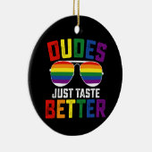Dudes smaken gewoon beter grappige gay LGBT Pride Keramisch Ornament (Rechts)