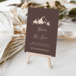 Duidelijk bergland Deel de liefdeshashtag Poster<br><div class="desc">Dit duidelijke bergland deelt het liefdeshashtag-teken dat perfect is voor een rustige bruiloft of vrijgezellenfeest. Het ontwerp is voorzien van een diyllisch beige waterverf-beige berg. Pas het teken aan met je trouwhashtag.</div>