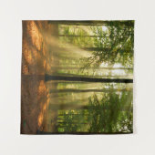 Duidelijke lichtstralen door het bos in wandkleed (Voorkant (horizontaal))