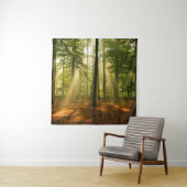 Duidelijke lichtstralen door het bos in wandkleed (In situ)