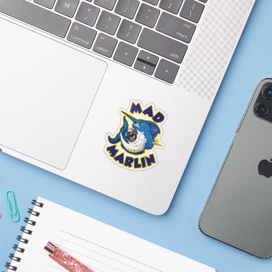 duidelijke Mad Marlin sticker (Laptop met iPhone)