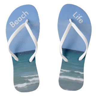 Duidelijke teenslippers op het strand van Turkoois
