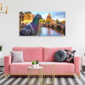 Duif in de stad canvas afdruk (Insitu (Woonkamer))