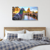 Duif in de stad canvas afdruk (Insitu (Slaapkamer))