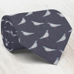 duif stropdas<br><div class="desc">Een verdacht uitziend duivenpatroon op een donkerblauwe achtergrond. Ideaal voor vogelliefhebbers, duivenracers of iedereen die van deze karakteristieke wezens houdt. Originele kunst van Nic Squirrell.</div>