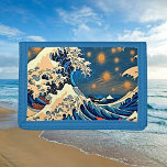 Duik in rust: Grote Golf Drievoud Portemonnee<br><div class="desc">Dompel jezelf onder in de serene schoonheid van de Japanse kunst met onze Great Wave Trifold Wallet. Geïnspireerd door Hokusai's iconische meesterwerk, vangt deze portemonnee de dynamische energie van de crashende golven in levendig detail. Vervaardigd met nauwgezette aandacht voor kwaliteit en traditie, is het niet alleen een portemonnee; het is...</div>