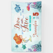 Duik in vijf Oranje zeemeerminmeisjes 5e verjaarda Spandoek (Verticaal)