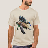 Duikduiker zwemmen met een grote schildpad URM T-shirt (Voorkant)